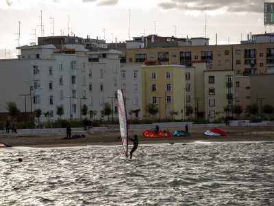 ...l�arenile � frequentato da bagnanti e da giovani sportivi, come i ragazzi che praticano kitesurf  e windsurf